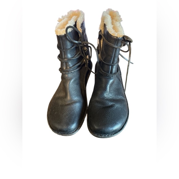 UGG NWOT Black Leather Lace Up Boots with Cream Lining - Picture 1 of 4